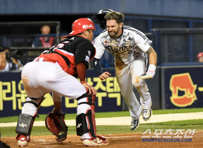 Acting manager Cho Sung-hwan, who smiled comfortably at Kim Min-seok's walk-off hit in the 10th inning with a value of more than one win (Jamsil Field)