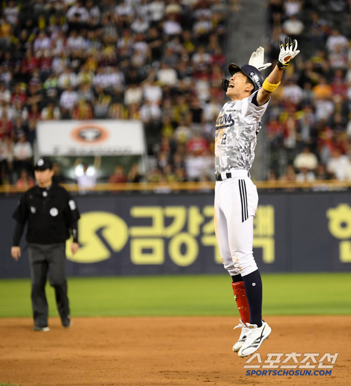Acting manager Cho Sung-hwan, who smiled comfortably at Kim Min-seok's walk-off hit in the 10th inning with a value of more than one win (Jamsil Field)