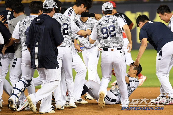 Acting manager Cho Sung-hwan, who smiled comfortably at Kim Min-seok's walk-off hit in the 10th inning with a value of more than one win (Jamsil Field)