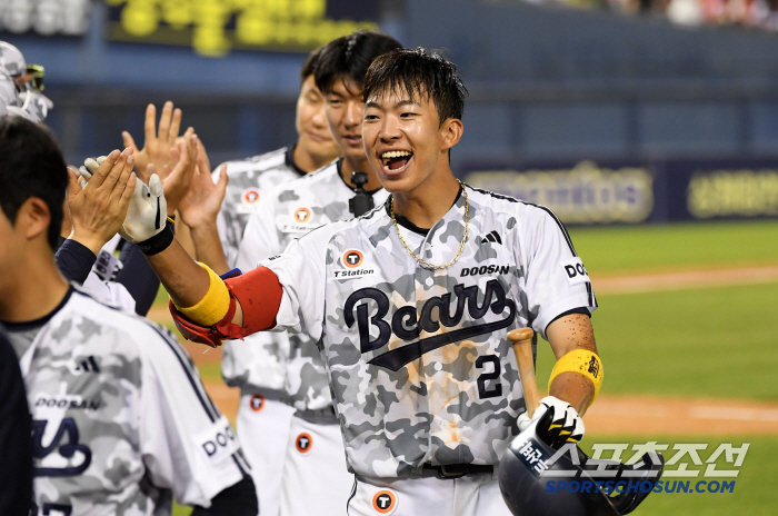 Acting manager Cho Sung-hwan, who smiled comfortably at Kim Min-seok's walk-off hit in the 10th inning with a value of more than one win (Jamsil Field)