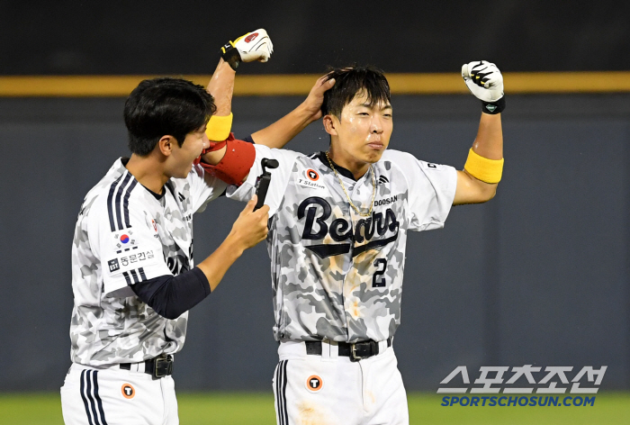 Acting manager Cho Sung-hwan, who smiled comfortably at Kim Min-seok's walk-off hit in the 10th inning with a value of more than one win (Jamsil Field)