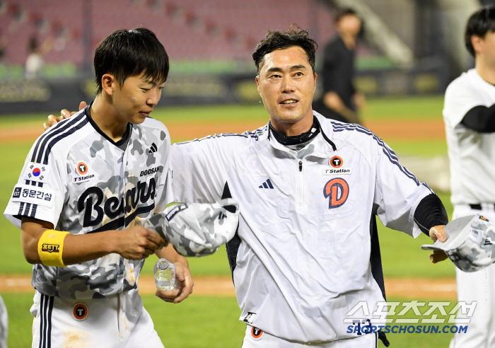 Acting manager Cho Sung-hwan, who smiled comfortably at Kim Min-seok's walk-off hit in the 10th inning with a value of more than one win (Jamsil Field)