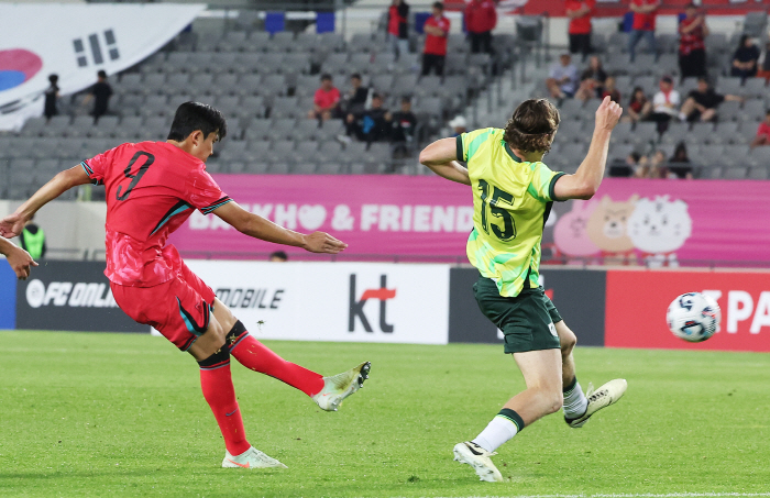  Coach Lee Min-sung, who is already worried about the striker's head, has no goals in his debut match