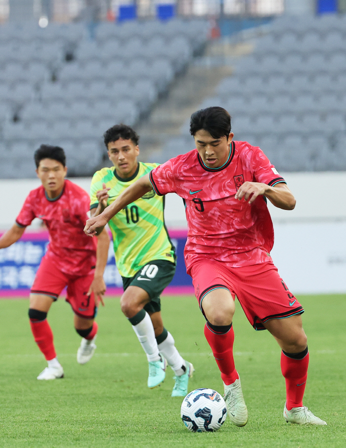  Coach Lee Min-sung, who is already worried about the striker's head, has no goals in his debut match