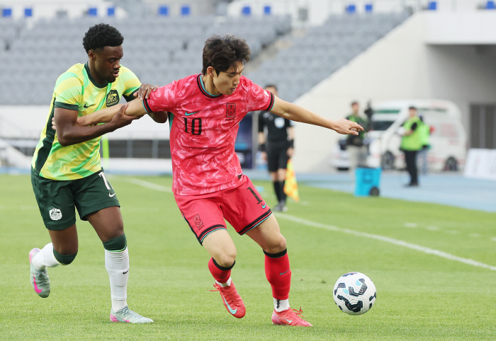  Stoke king Bae Junho, except for the overwhelming score, 45 minutes. He's the best talent in Korea