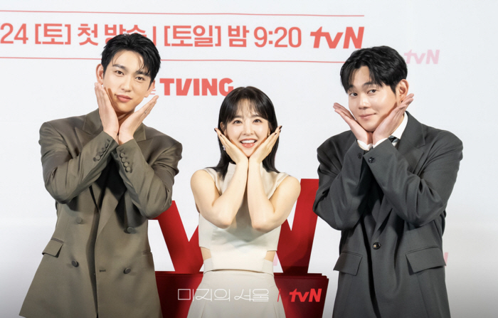Bbobley's men Park Jinyoung X Ryu Kyungsoo and Park Bo Young, who play 4 roles, praised their sweet and salty chemistry