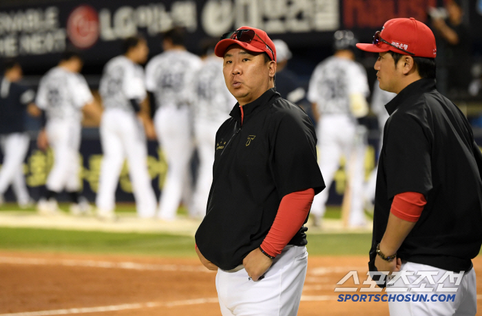 Choi Won-jun's second leg wasn't just a defensive mistake! → The real reason why KIA manager Lee Bum-ho revealed is