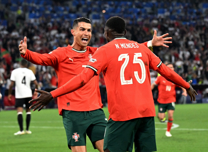 Dignity of Sweet Naldu...Delightful response to fan collision mistake in wheelchair, hero with true human Ronaldo's 137th goal