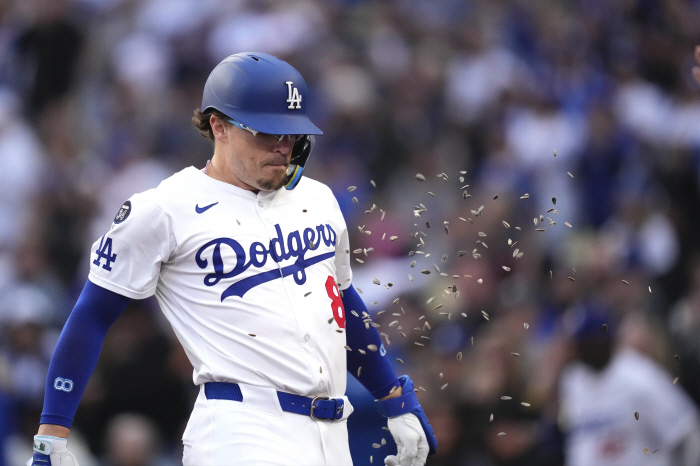 Excluding Kim Hye-sung from the starting right-hander, who has 86 rookies batting average, and being hit by foul pitches? Triple-A outfielder on call-up standby