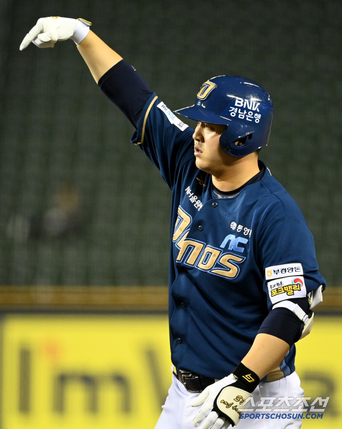 Finger injury → Early return in 10 days → 3 strikeouts → Final pre-emptive solo shot. Kim Hyung Jun is a batting genius? There was a secret to my bloodshot eyes