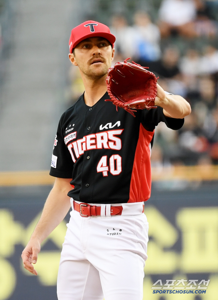 I can't believe there's such a foreigner! Loyalty is crazy → KIA's nail got hit on the back of his hand and said he would throw it in the 6th inning, so he ripped it off and stopped it