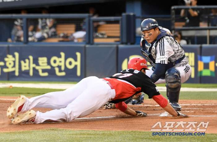 In Korea, it finally bursts at the age of 33, but advice for a center fielder who hits 30 percent