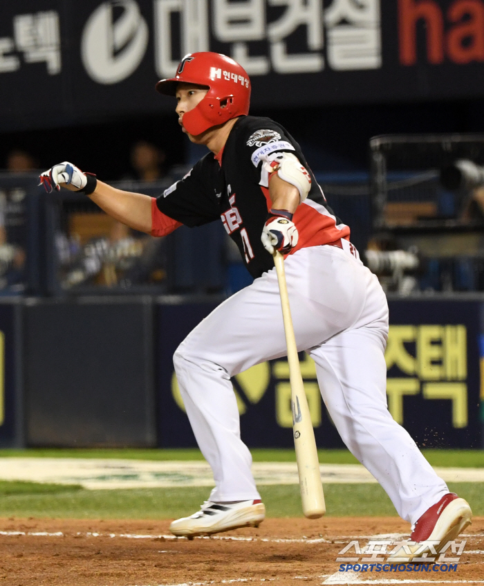 In Korea, it finally bursts at the age of 33, but advice for a center fielder who hits 30 percent