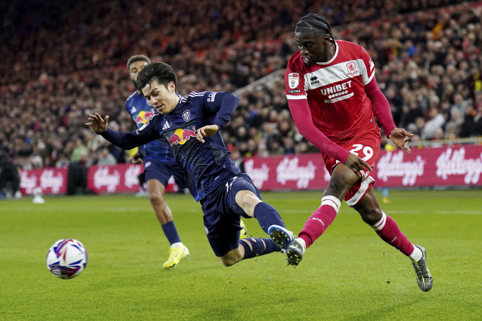 Jisung, don't direct! A colleague who was with Manchester United in the golden age was eventually replaced...What happened to Lee Dong-gook's England team