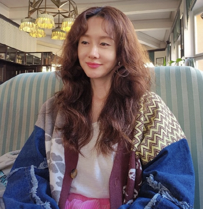 Kim Jisoo, who left Europe, can't live without Korean food, so I can't believe I'm happy with seasoned cucumbers