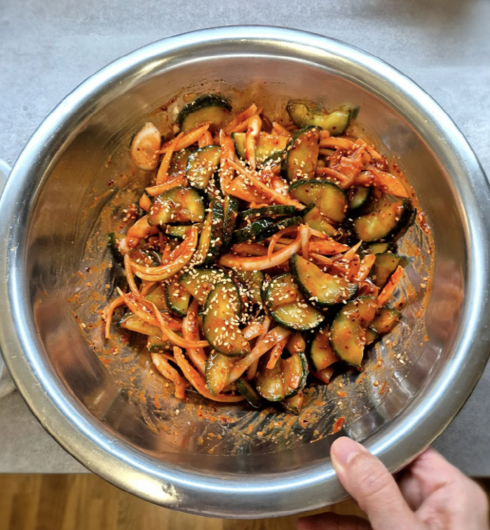 Kim Jisoo, who left Europe, can't live without Korean food, so I can't believe I'm happy with seasoned cucumbers