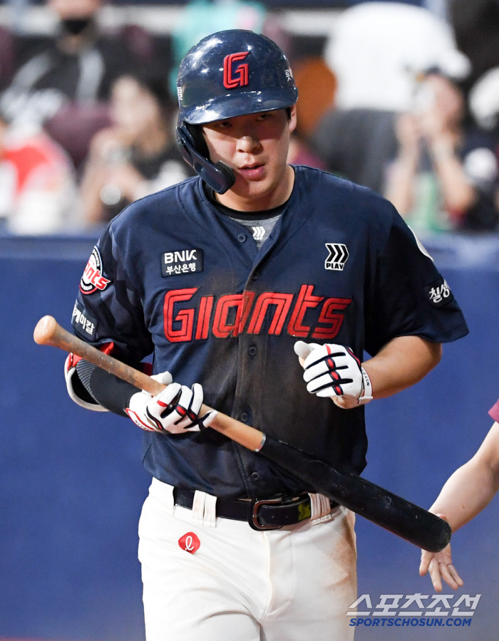 Lotte's super emergency! No. 4 hitter Na Seung-yeop injured his eye during training...Hospitalized for bleeding → scheduled for a thorough examination on the 6th 
