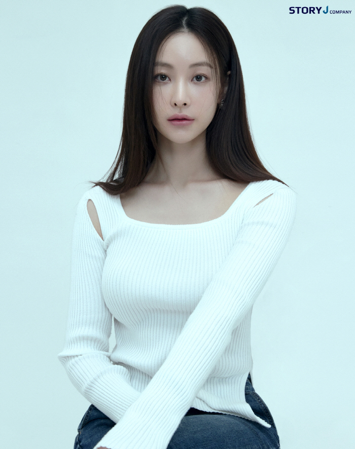 Oh Yeonseo, you're getting prettier...Innocent and chic visual eyes