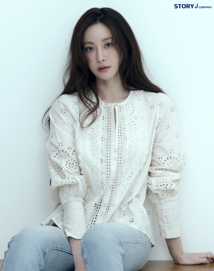 Oh Yeonseo, you're getting prettier...Innocent and chic visual eyes