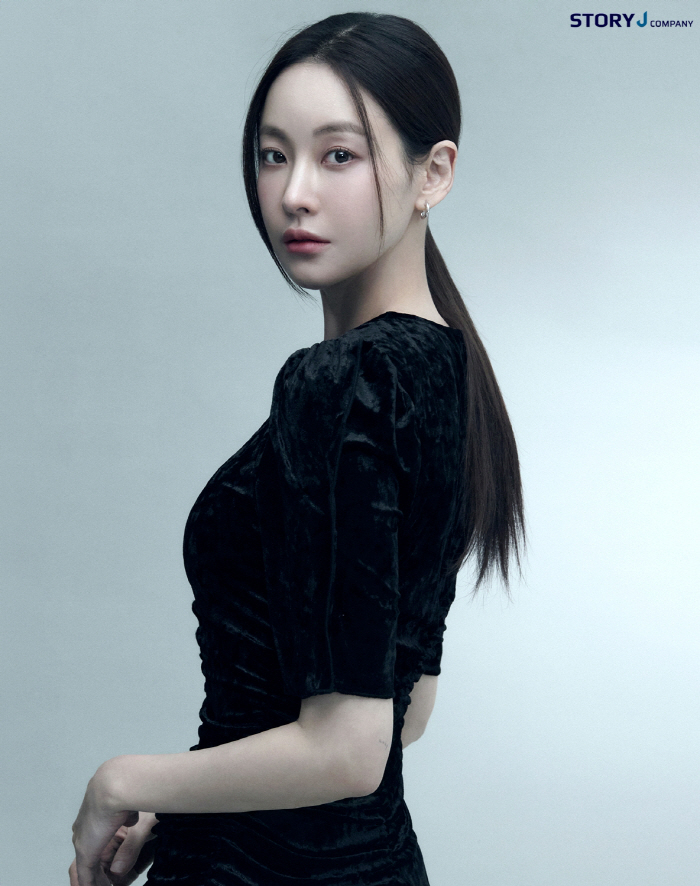 Oh Yeonseo, you're getting prettier...Innocent and chic visual eyes