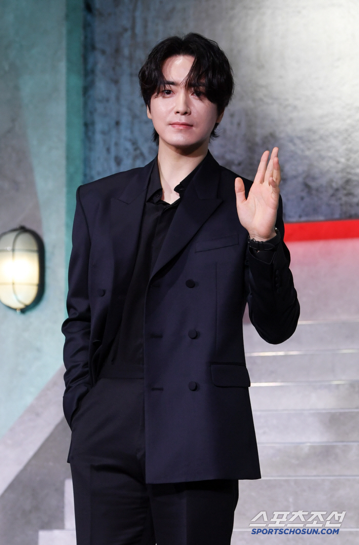  Lee Junhyuk, say hello to Netflix Square