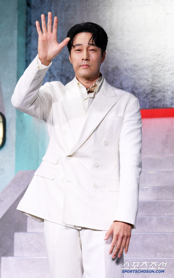  So Ji-sub's face size