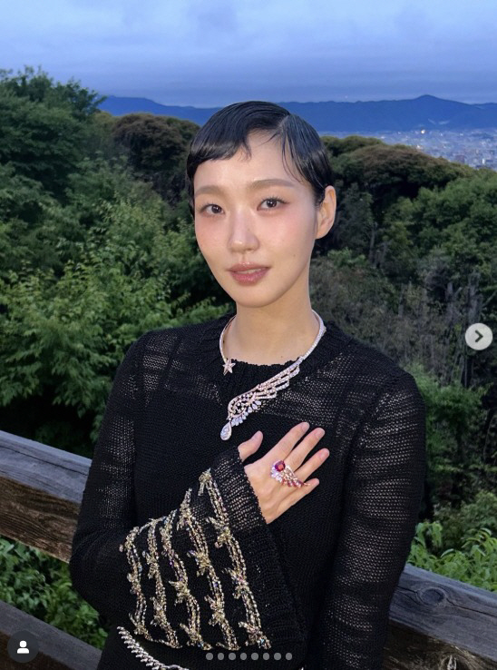  Kim Goeun with an unconventional short hair style...Chic explosion, 'Goddess Advent.'
