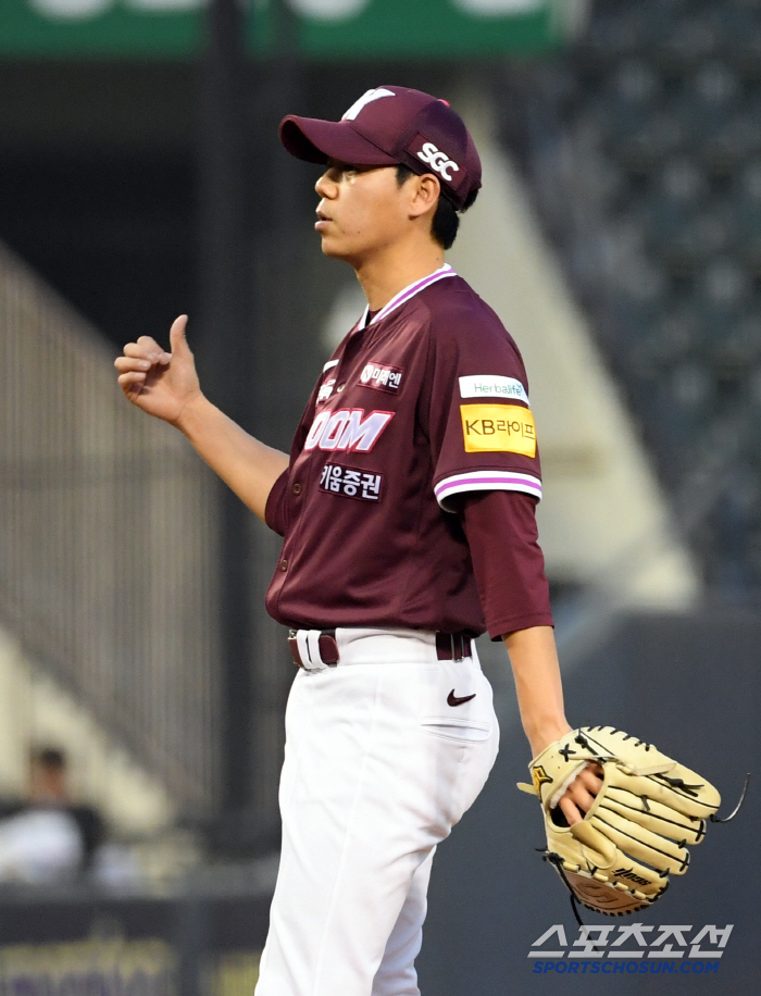 The second Lee Jung-hoo resurrection! 3 hits and 3 RBIs including home runs → Sajik forced silence...Lotte, which lost to Kiwoom in a row, has been loosing for four consecutive times 