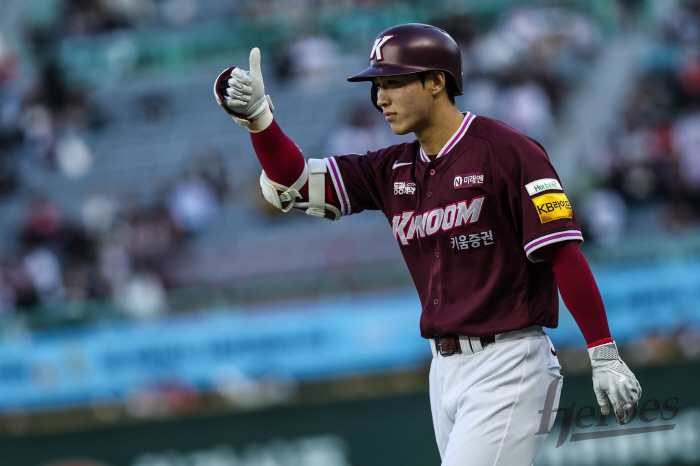The second Lee Jung-hoo resurrection! 3 hits and 3 RBIs including home runs → Sajik forced silence...Lotte, which lost to Kiwoom in a row, has been loosing for four consecutive times 