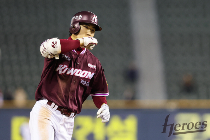 The second Lee Jung-hoo resurrection! 3 hits and 3 RBIs including home runs → Sajik forced silence...Lotte, which lost to Kiwoom in a row, has been loosing for four consecutive times 