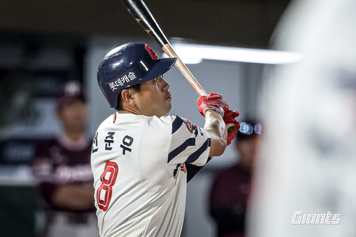 There's no giving up on 09! Reyes 3 hits → Lotte's lifetime legendary home run hit...Make up for the critical mistake 