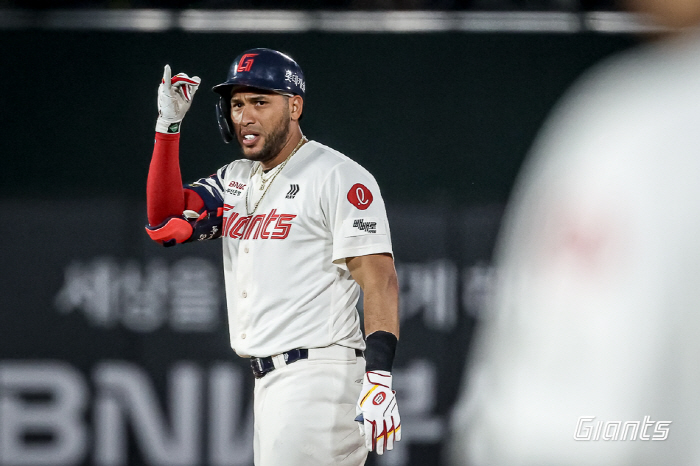 There's no giving up on 09! Reyes 3 hits → Lotte's lifetime legendary home run hit...Make up for the critical mistake 