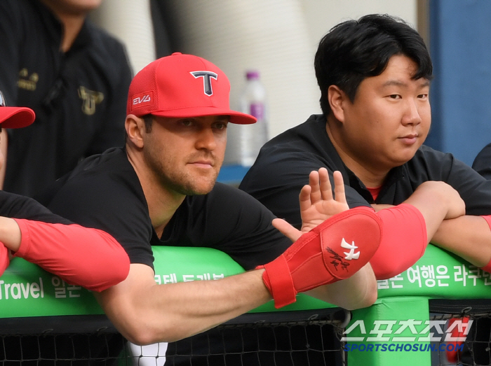 2.5 billion won in red gloves. My hands are precious, so I've been completely kicked by the lesson ball