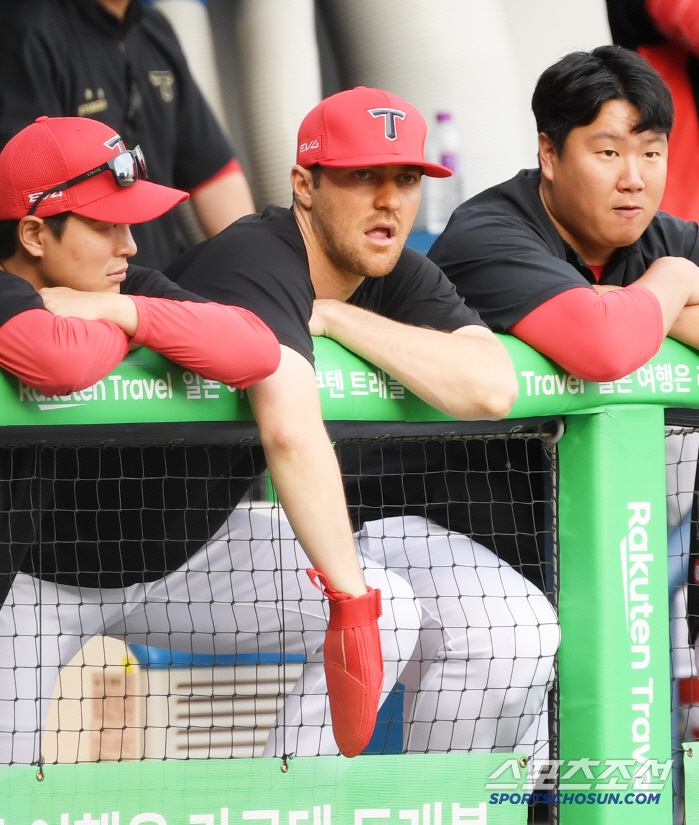 2.5 billion won in red gloves. My hands are precious, so I've been completely kicked by the lesson ball