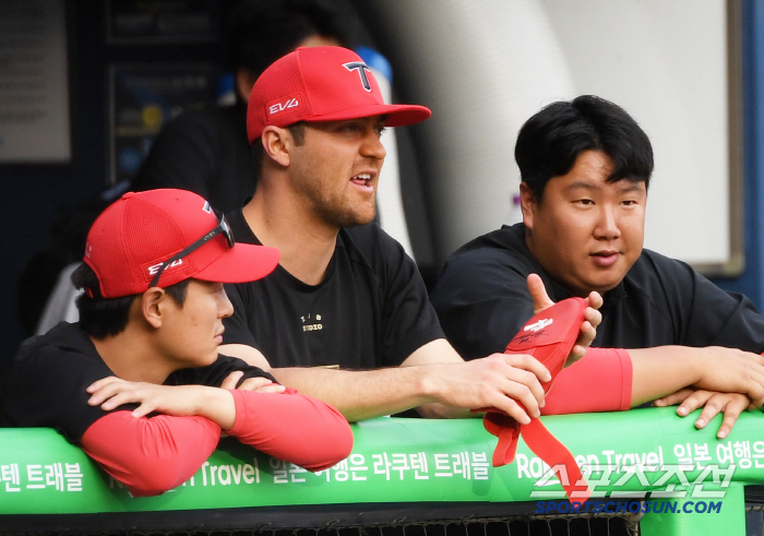 2.5 billion won in red gloves. My hands are precious, so I've been completely kicked by the lesson ball