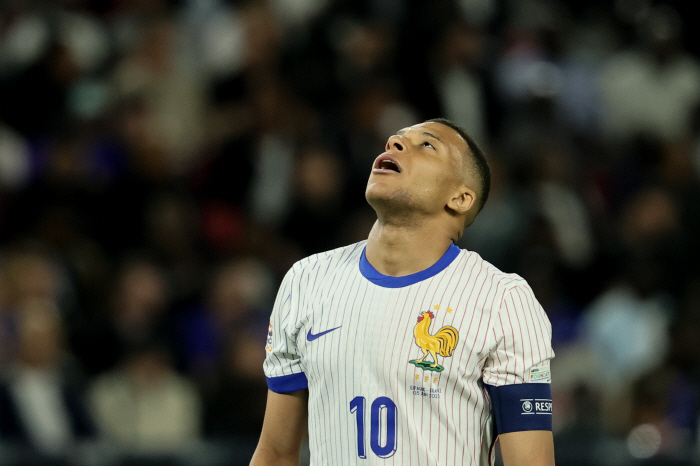 All-time slugfest → Mbappe knelt down again. Spain advances to the final of the Nations League with 54 wins against France