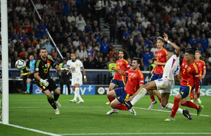 All-time slugfest → Mbappe knelt down again. Spain advances to the final of the Nations League with 54 wins against France