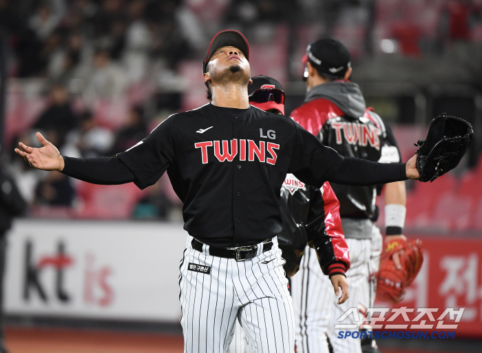 He came back and gave up one earned run in 12.1 innings. L Dong-won's trust and defense, which kept the No. 1 spot, is solid, confident even in a crisis 