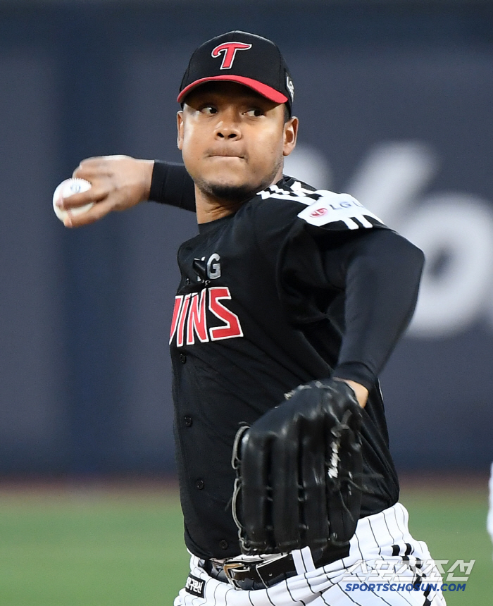 He came back and gave up one earned run in 12.1 innings. L Dong-won's trust and defense, which kept the No. 1 spot, is solid, confident even in a crisis 