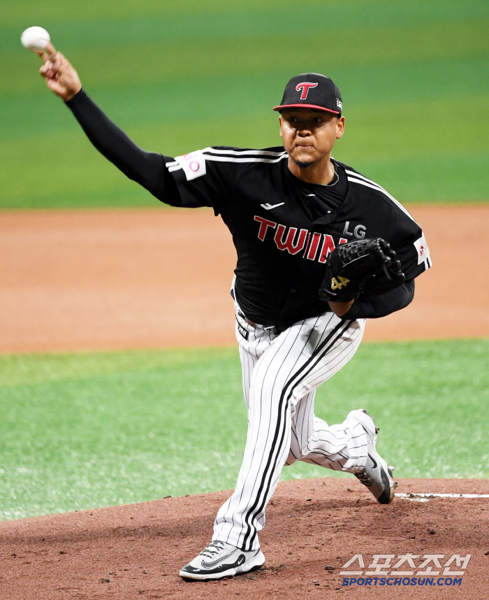 He came back and gave up one earned run in 12.1 innings. L Dong-won's trust and defense, which kept the No. 1 spot, is solid, confident even in a crisis 