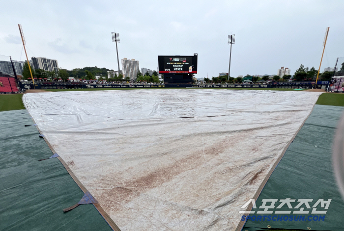 Heavy rains in Gwangju are pouring down Hanwha's training, and it's tarpaulin...Injured Ryu Hyun-jin went to the 2nd Army 