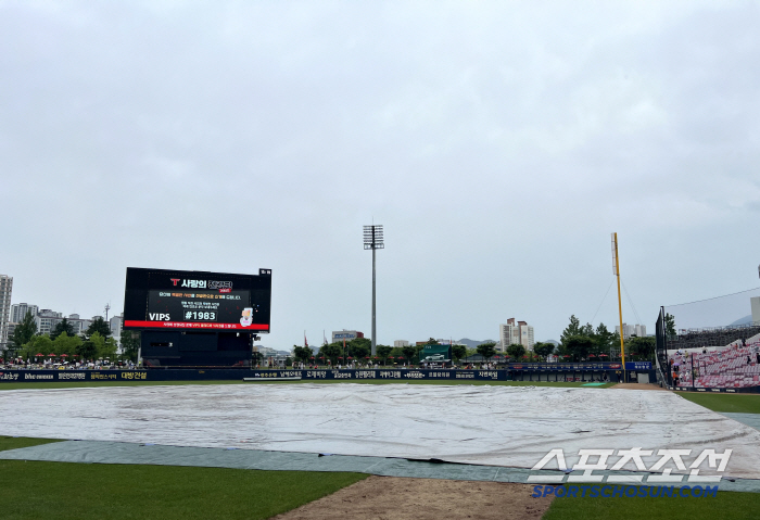 Heavy rains in Gwangju are pouring down Hanwha's training, and it's tarpaulin...Injured Ryu Hyun-jin went to the 2nd Army