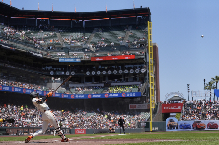 Home run, no, at least a triple The broadcast crew's excitement and sighing, and the seventh arch LE of the season taken away by Oracle Park, are fully revived