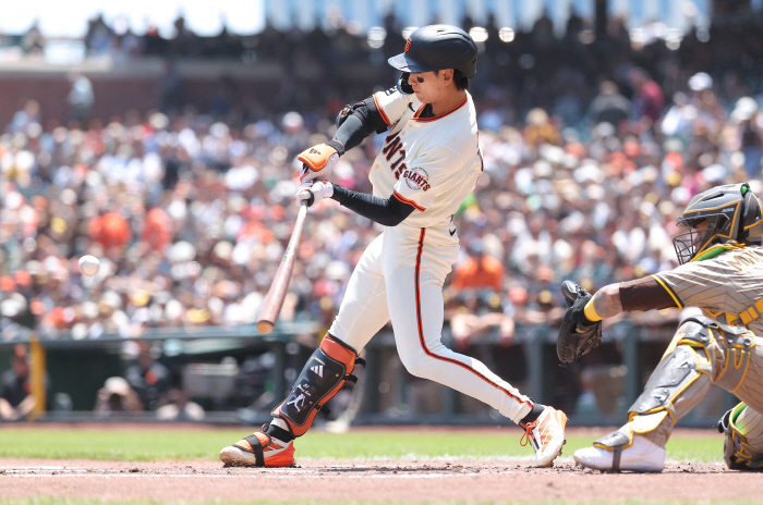 Home run, no, at least a triple The broadcast crew's excitement and sighing, and the seventh arch LE of the season taken away by Oracle Park, are fully revived