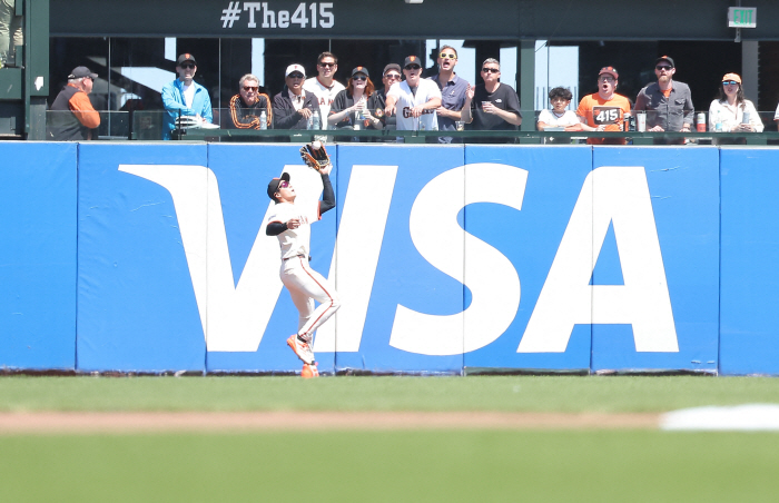 Home run, no, at least a triple The broadcast crew's excitement and sighing, and the seventh arch LE of the season taken away by Oracle Park, are fully revived