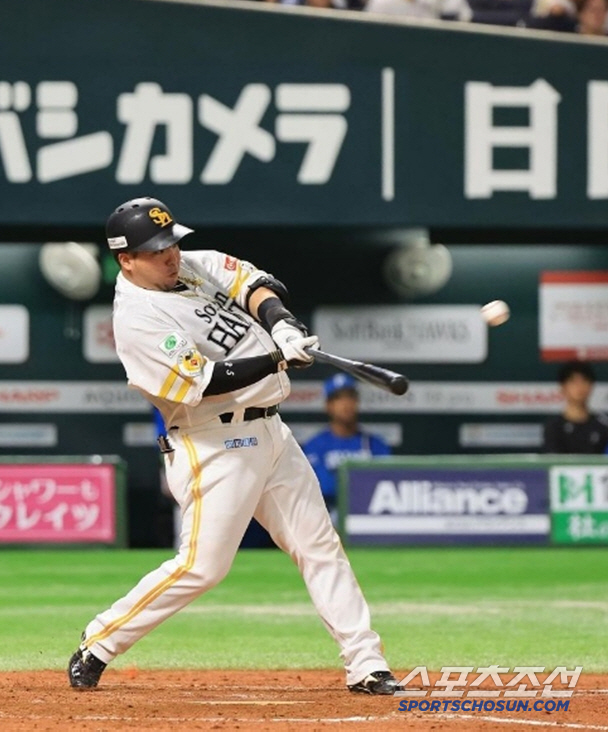 If you can't play baseball, there's no room. Jeon Kyung-gi played 4 times → 7 times relegation → Except for the starting pitcher in 196 games, the fall of last year's home run RBI king 