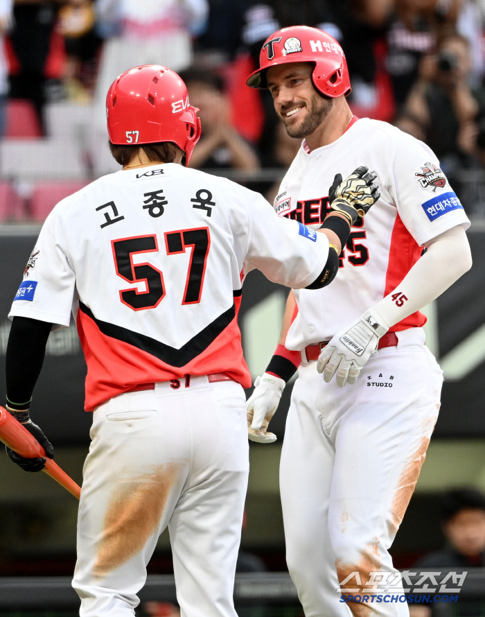 I'm proud of you, Yoon Young-chul beat Hanwha for the first time in 351 days...Park Chan-ho  Wizdom Home Run Chorus 
