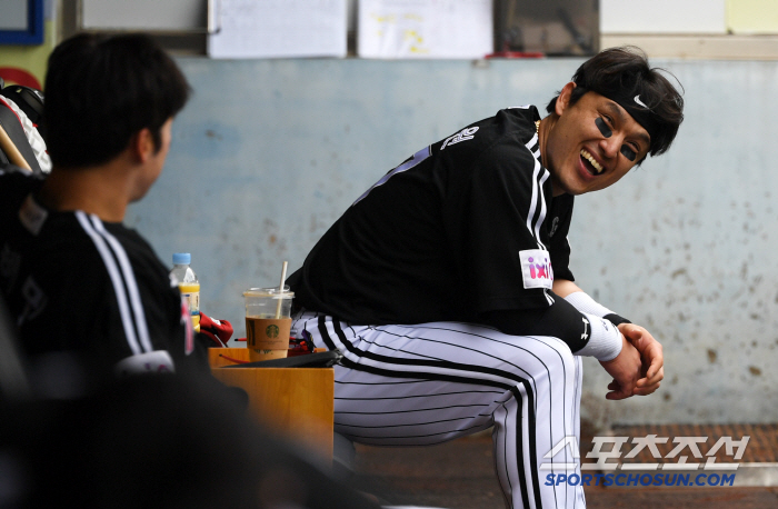 It's going to be Dongwon Careful LG, Reason for Late Lineup → Park Dong-won's Catchball Situation