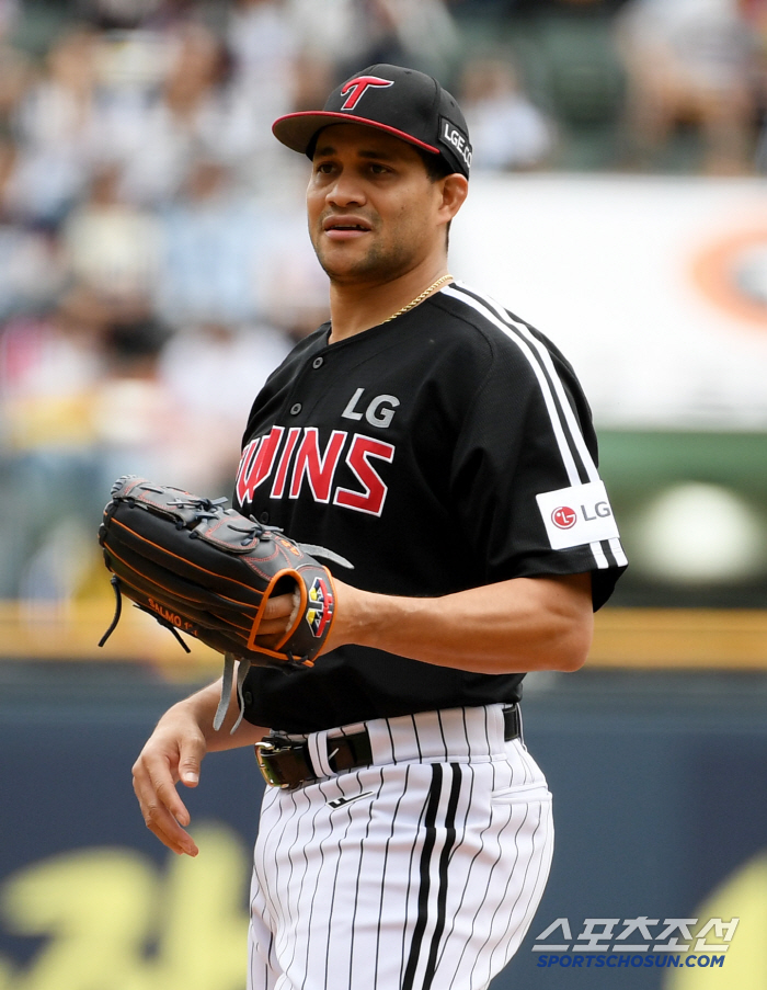 Lake rain... It's right, right? Let's take off our hat and say hello first → Thank you Chirinos for LG Song Chan's fence play