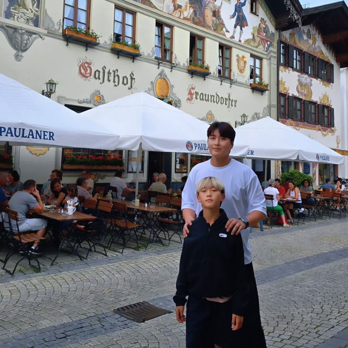 Lee Dong-gook left for Germany, and memories with his son, Dae-bak..Let's not forget the happy moment